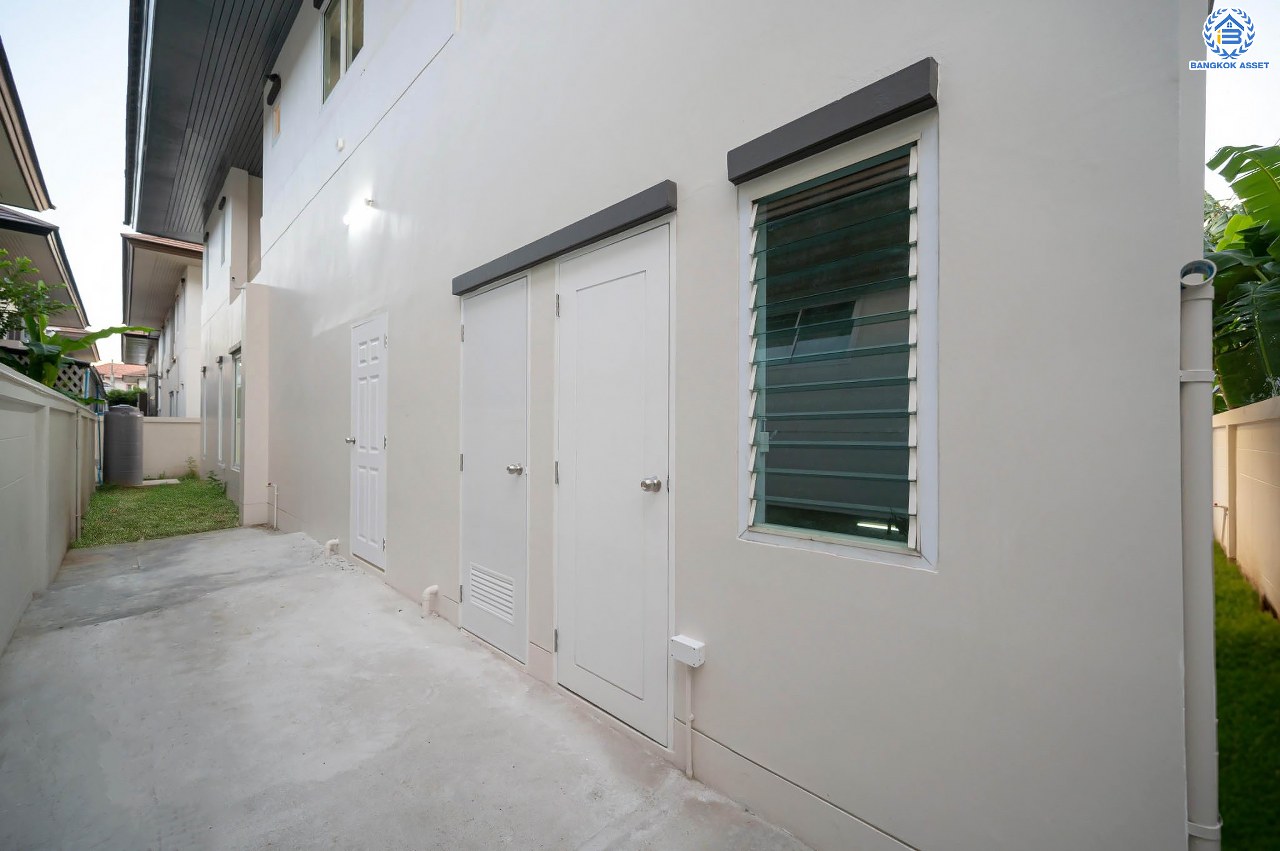 บ้านมือสองตกแต่งใหม่ โครงการ เดอะเวอรีเดียนโฮม กาญจนาภิเษก เนื้อที่กว้าง 75 ตร.ว. ฟังก์ชัน 3 ห้องนอน 4 ห้องน้ำ 1 ห้องอเนกประสงค์ 1 ห้องแม่บ้าน จอดรถได้ 2 จอด บนทำเลดี ติดถนนกาญจนาภิเษก เชื่อมต่อถนนรัตนาธิเบศร์ ถนนนครอินทร์ ถนนกาญจนาภิเษก ใกล้รถไฟฟ้าสายสีม่วง "สถานีตลาดบางใหญ่" และจุดขึ้นทางด่วน "ศรีรัช"...